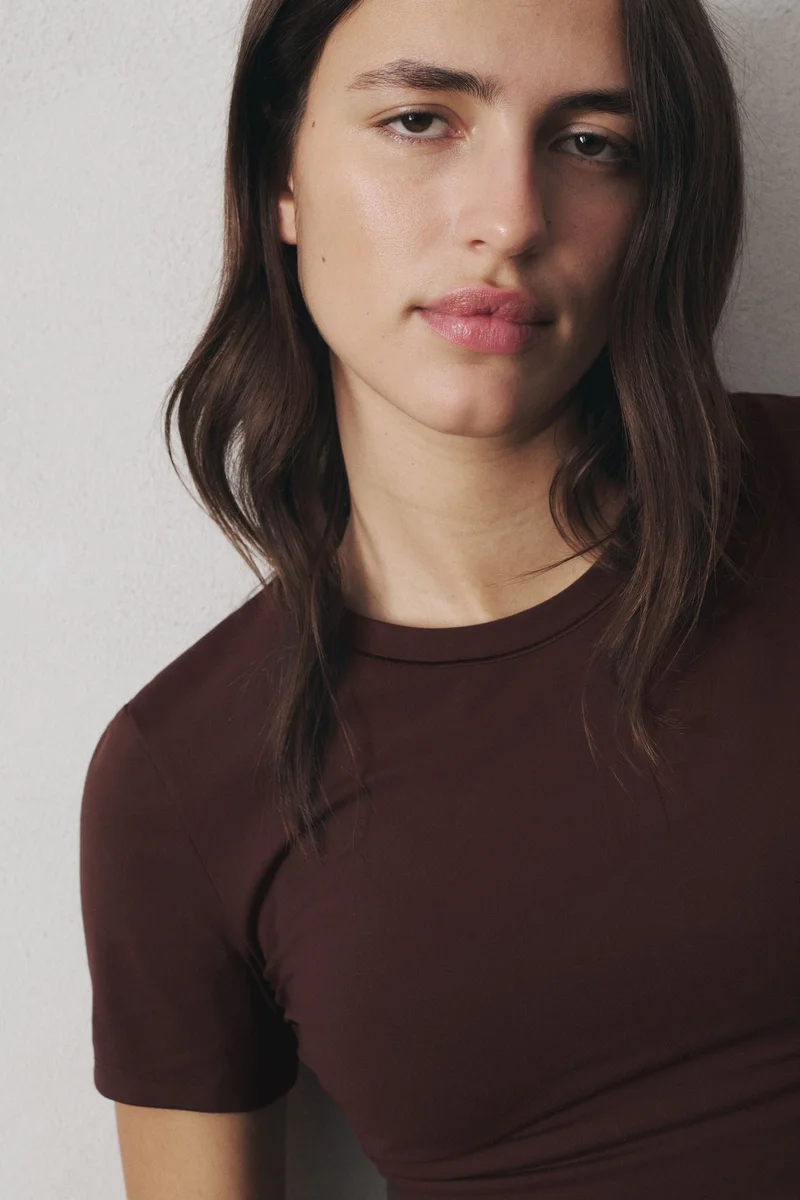 اتش اند ام تي-شيرت رياضي من نسيج سوفت موف