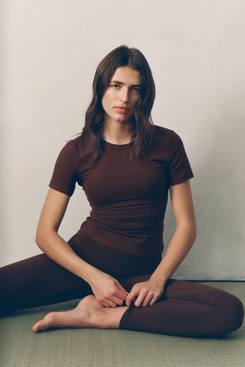 اتش اند ام تي-شيرت رياضي من نسيج سوفت موف