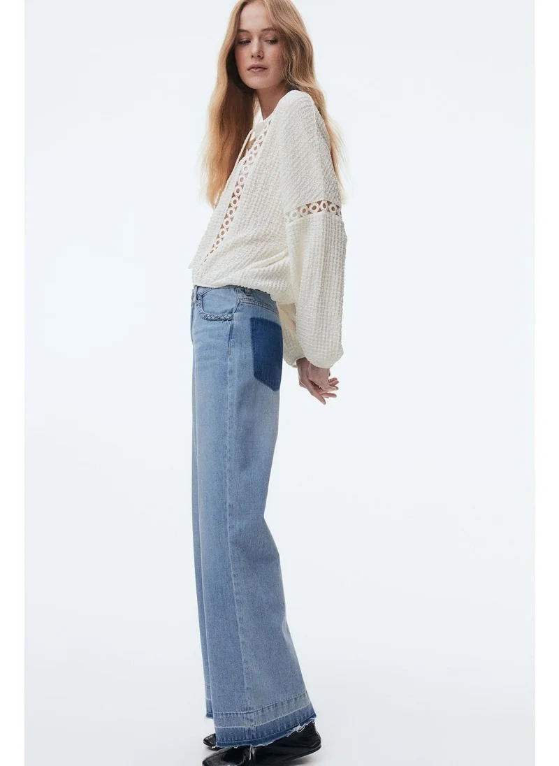 اتش اند ام بلوزة من نسيج مجعد بأجزاء من الدانتيل