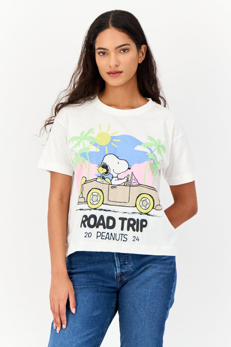 Peanuts تي شيرت قصير الأكمام بطباعة جرافيك للنساء بياقة دائرية، أبيض فاتح - Image 1