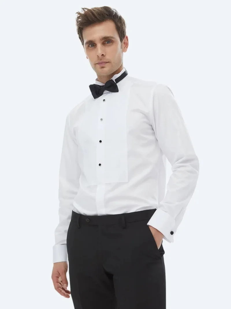 كيب قميص توكسيدو أبيض سادة بقصة ضيقة وأكمام مزدوجة وياقة جناح
