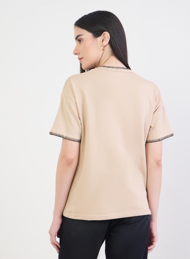 ستايلي تيشيرت قطن بتفاصيل خياطة بارزة - Image 5