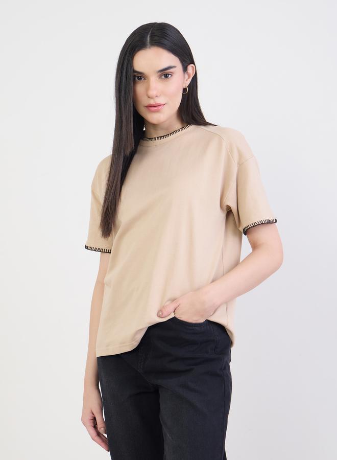 ستايلي تيشيرت قطن بتفاصيل خياطة بارزة - Image 3