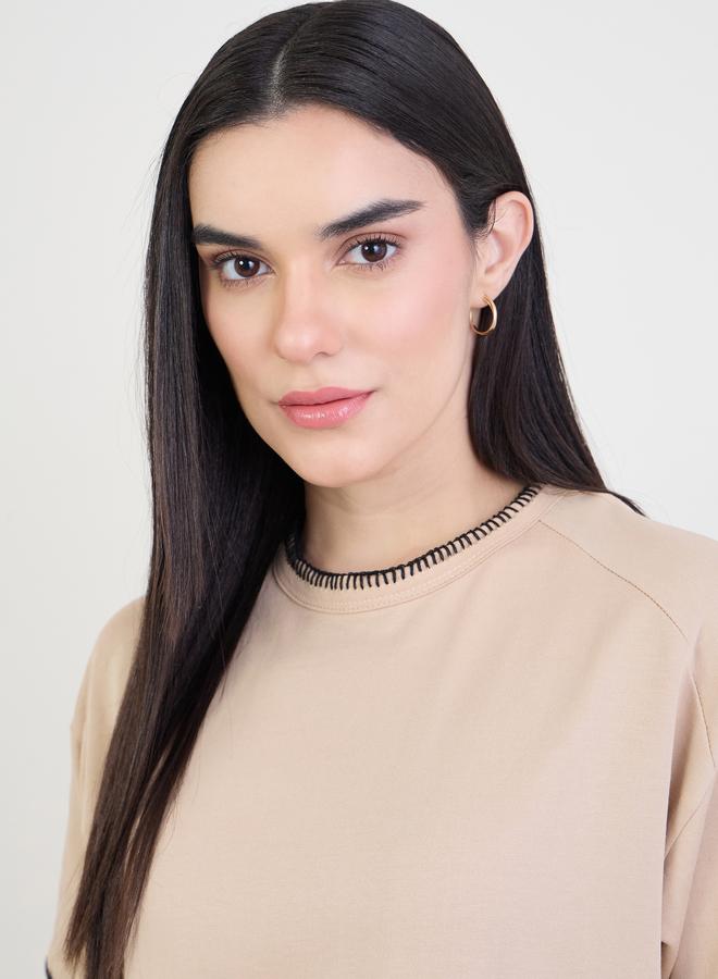 ستايلي تيشيرت قطن بتفاصيل خياطة بارزة - Image 4