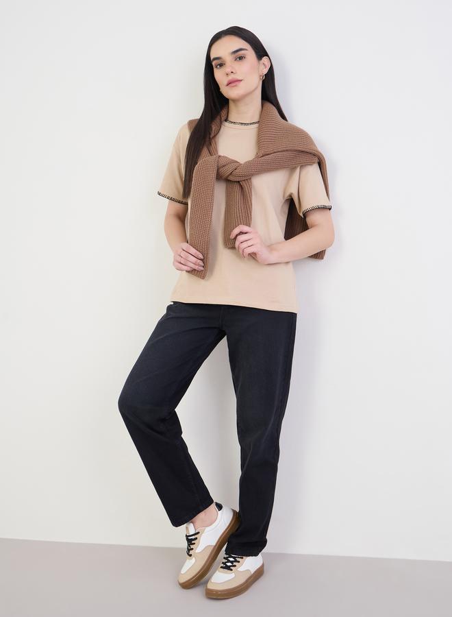 ستايلي تيشيرت قطن بتفاصيل خياطة بارزة - Image 2