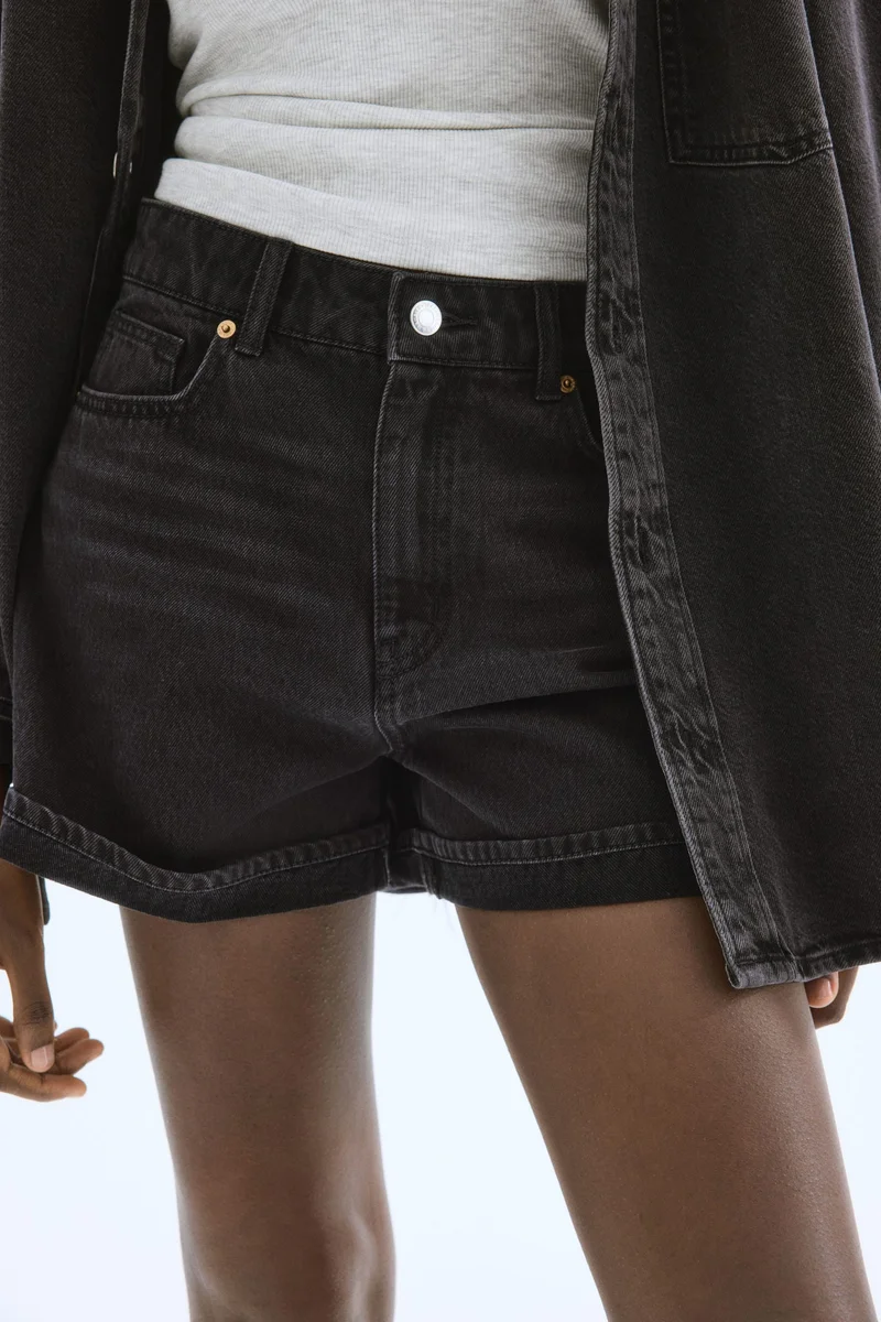 اتش اند ام شورت من الدينم بخصر عالٍ