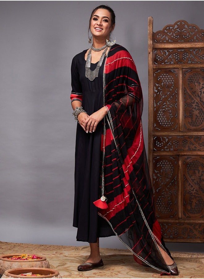 shae by sassafras Women Black Kurta Set With Red Lehariya Dupatta - pzsku/ZD0B35D9B3CABDDF4F2E4Z/45/_/1695295036/49cbfad9-3125-4715-b61e-9808490573ff