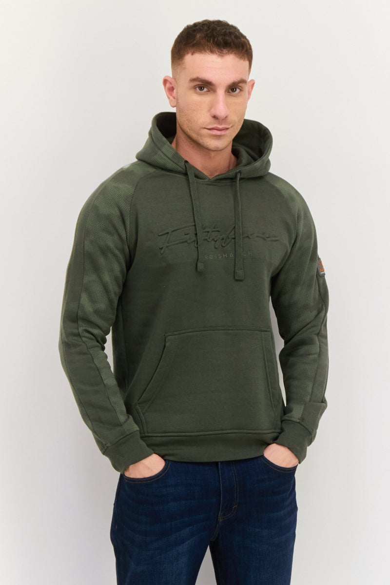 CROSSHATCH سويت شيرت رجالي بغطاء رأس وشعار بارز بأكمام طويلة، أخضر عسكري - Image 1