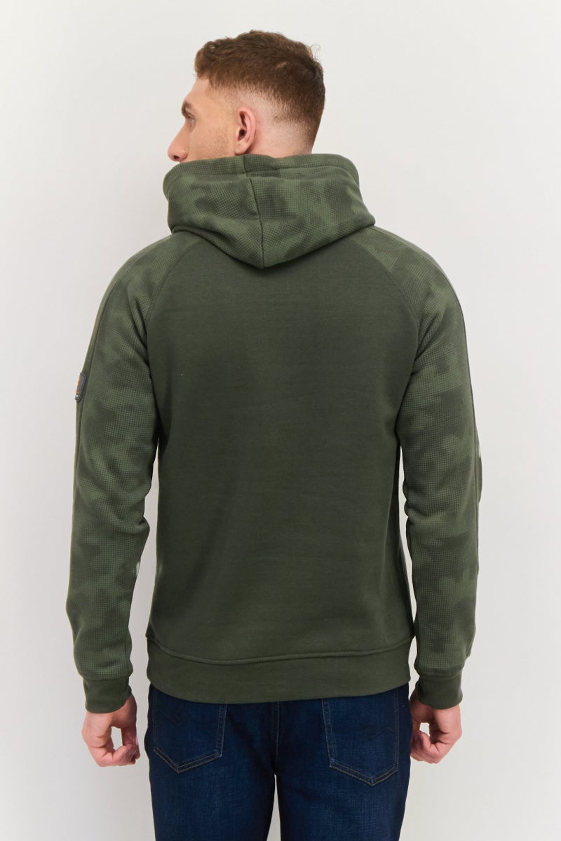 CROSSHATCH سويت شيرت رجالي بغطاء رأس وشعار بارز بأكمام طويلة، أخضر عسكري - Image 2