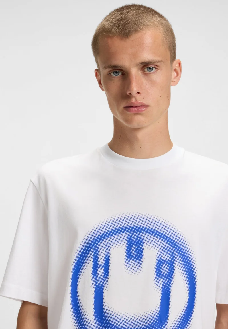 هوجو تيشيرت للجنسين بطبعة شعار ضبابي