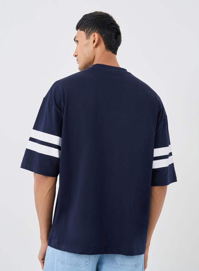 ستايلي تيشيرت بقصة فضفاضة وطبعة شعار ستايلي - Image 4