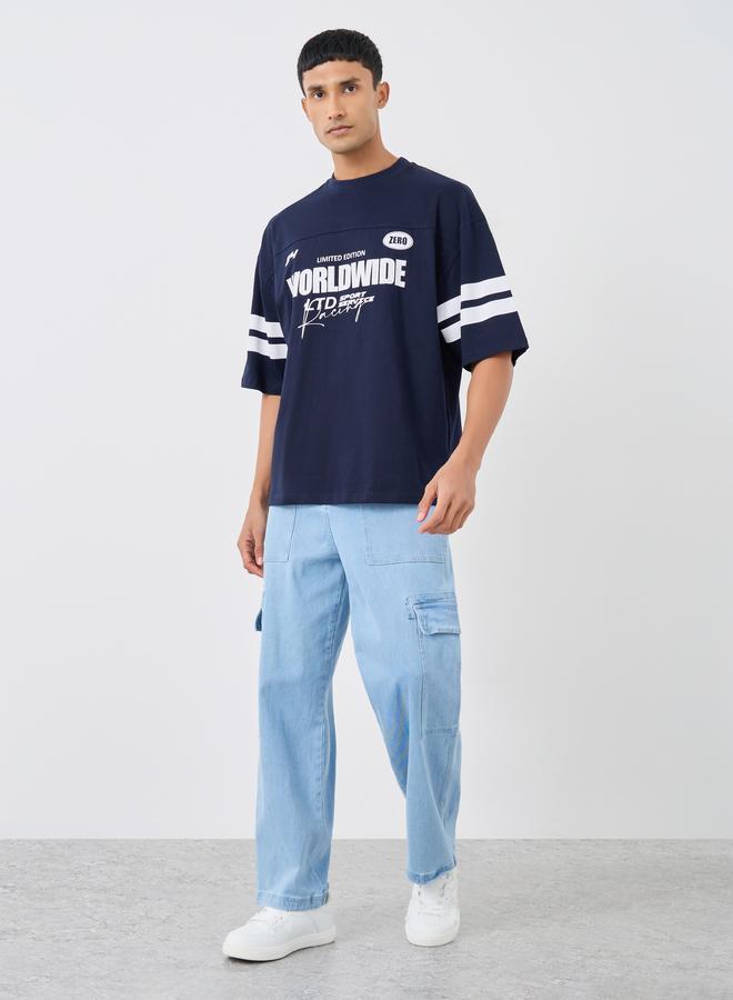 ستايلي تيشيرت بقصة فضفاضة وطبعة شعار ستايلي - Image 2