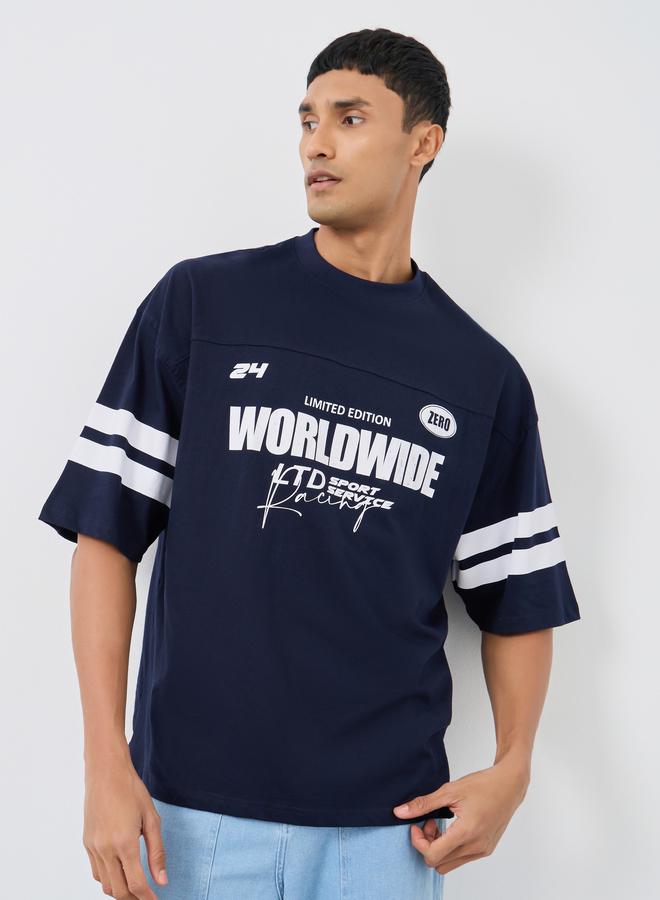 ستايلي تيشيرت بقصة فضفاضة وطبعة شعار ستايلي - Image 1