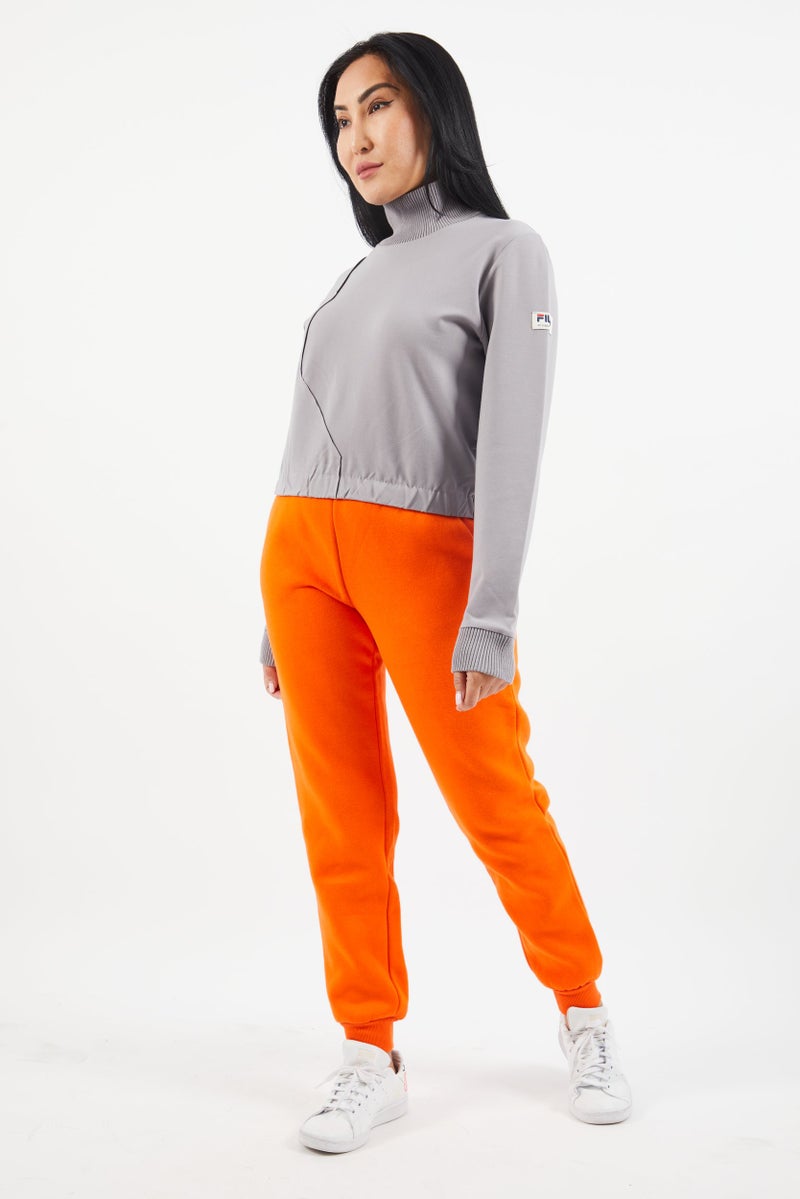 FILA سويت شيرت نسائي بأكمام طويلة وياقة دائرية، شعار العلامة التجارية، رمادي داكن - Image 4