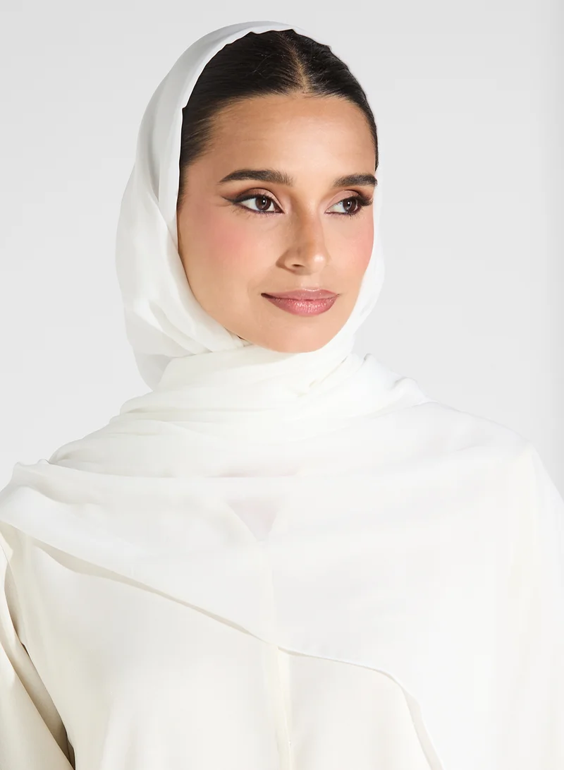 هيا كلوزيت عباية بأكمام واسعة مزينة بالدانتيل وياقة على شكل V