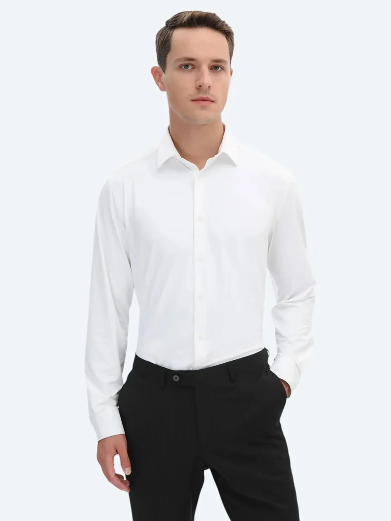 كيب قميص أبيض محبوك بقصة عادية