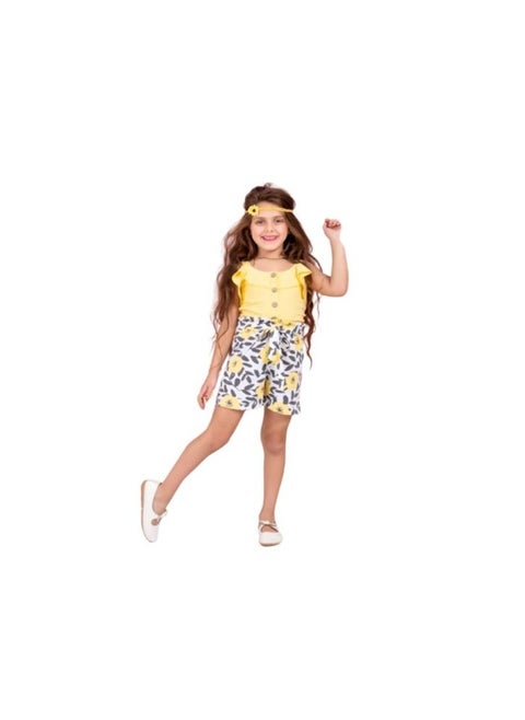 Girls' outing set consisting of a yellow T-shirt and white shorts with a drawing of flowers