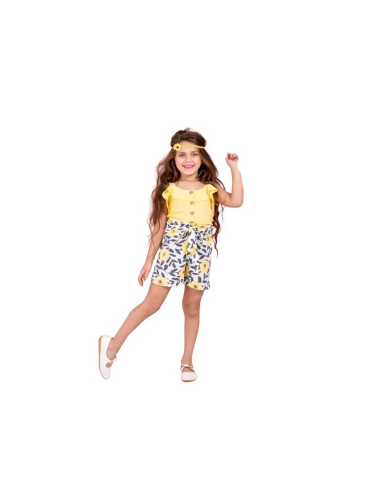 Girls' outing set consisting of a yellow T-shirt and white shorts with a drawing of flowers