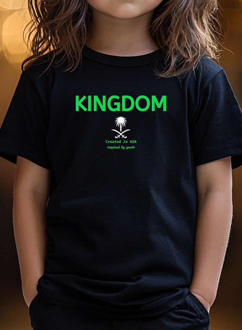 لوحة تيشيرت قطن للأطفال مناسب للأولاد والبنات لمناسبة اليوم الوطني السعودي أو للفخر بالانتماء للوطن في كل الأوقات - Image 2