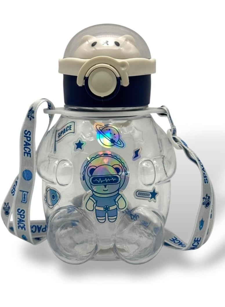كيوشوب زجاجة ماء للأطفال من كيوشوب 750 مل – شكل دب ظريف + مصاصة آمنة، مثالية للأنشطة والمدرسة و شريط للحمل - Image 1