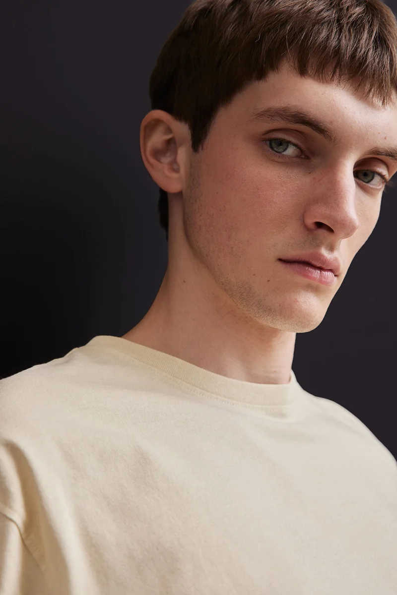 اتش اند ام تيشيرت واسع بقصة مغسولة