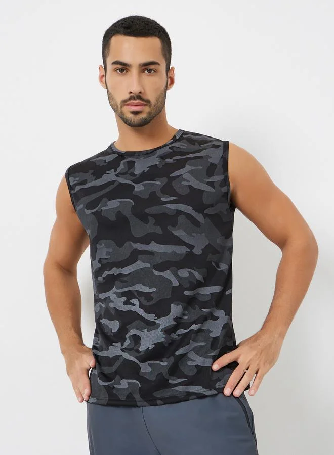 ستايلي اكتيف تيشيرت رجالي بدون أكمام بطبعة مموهة باللون الأسود