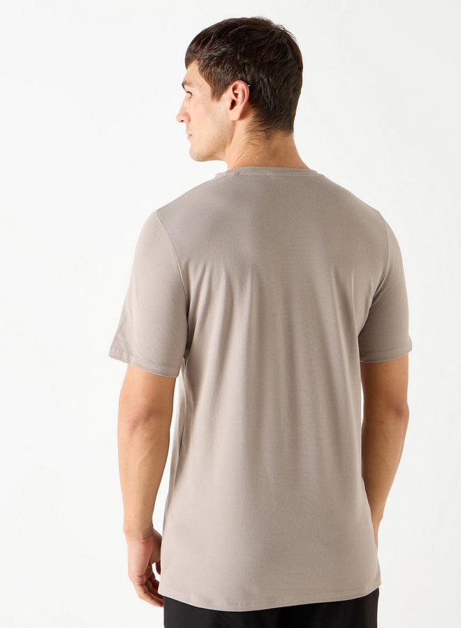 ايكونيك تيشيرت بياقة ضيقة وأكمام قصيرة وطبعات شعار من آيكونيك - Image 3