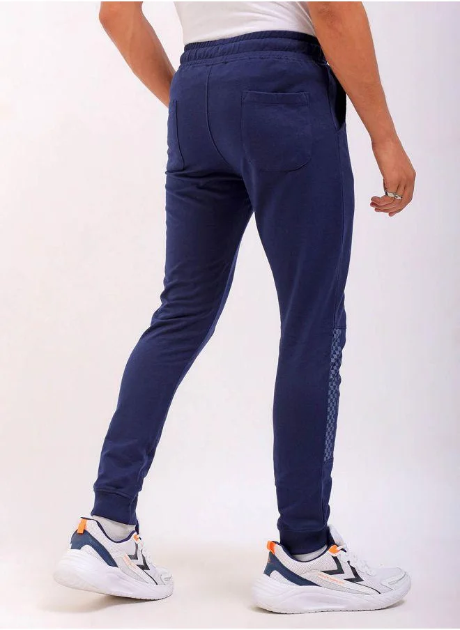 شركة المرآب الهندية Men Slim Fit Solid Mid-Rise Stretchable Knitted Jogger Trousers