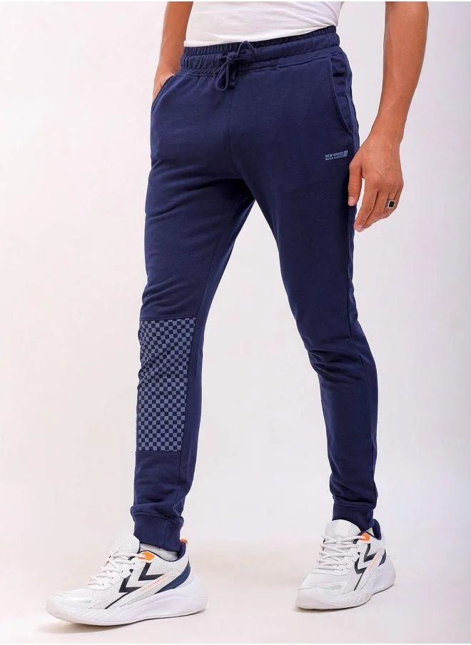شركة المرآب الهندية Men Slim Fit Solid Mid-Rise Stretchable Knitted Jogger Trousers