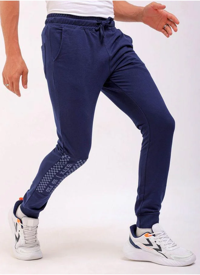 شركة المرآب الهندية Men Slim Fit Solid Mid-Rise Stretchable Knitted Jogger Trousers