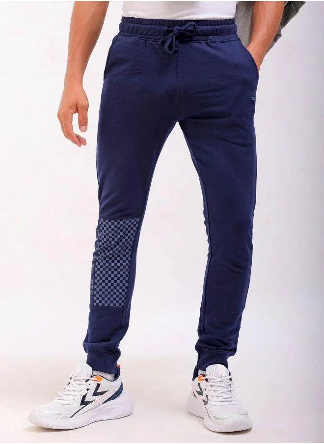 شركة المرآب الهندية Men Slim Fit Solid Mid-Rise Stretchable Knitted Jogger Trousers