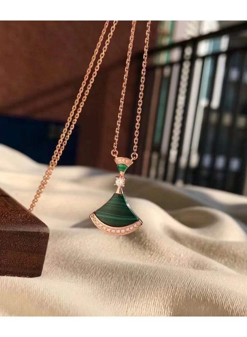 بي في قلادة BV على شكل مروحة - Image 2