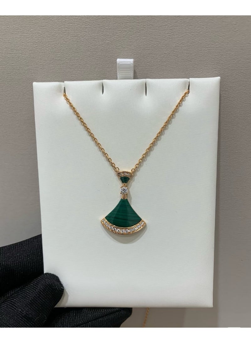 بي في قلادة BV على شكل مروحة - Image 1