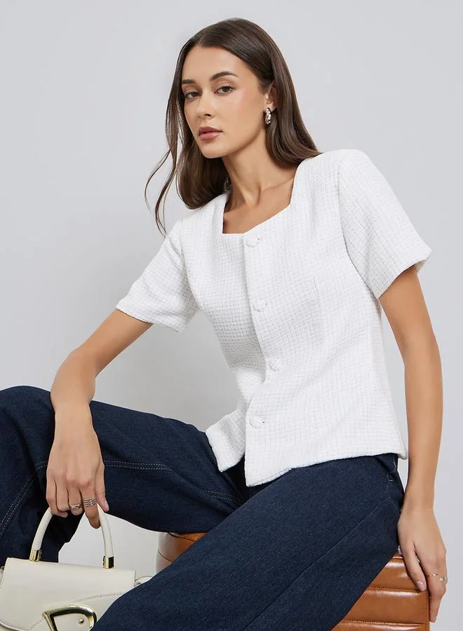 ستايلي بلوزة بمظهر تويد وأزرار مع أكمام قصيرة