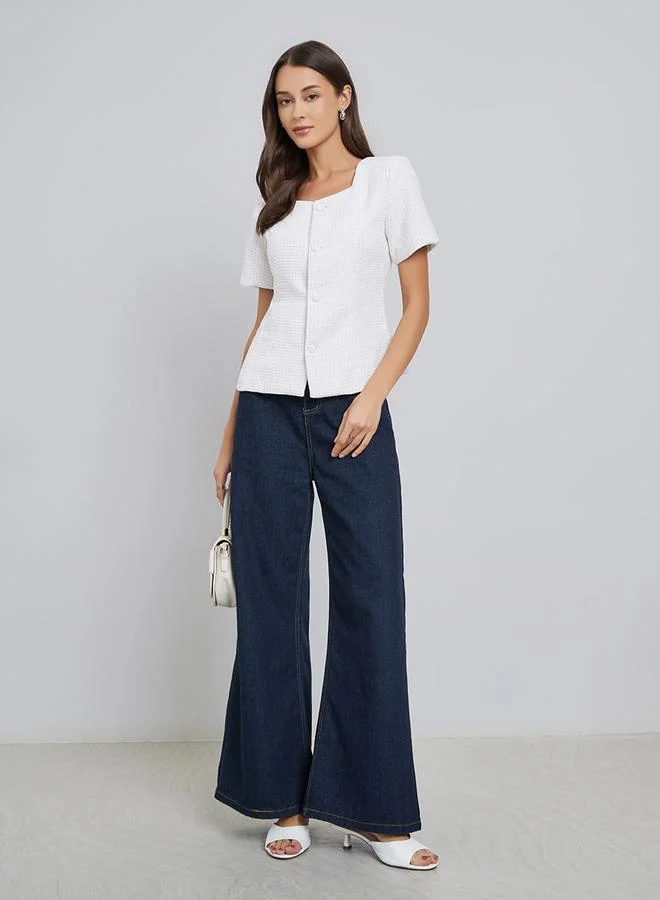 ستايلي بلوزة بمظهر تويد وأزرار مع أكمام قصيرة