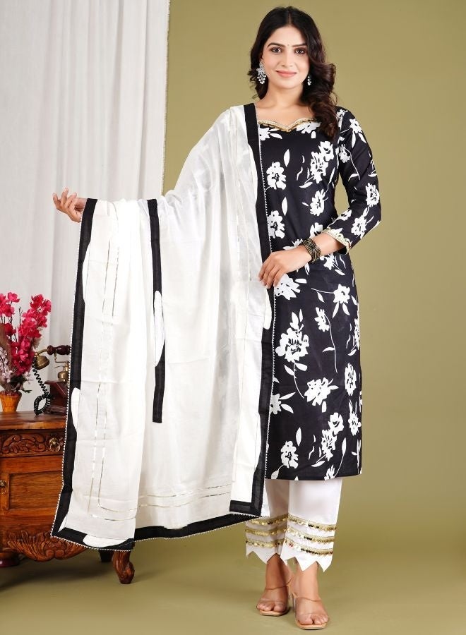 عشق بهيساب طقم نسائي من القطن الخالص مكون من 3 قطع: قميص وبنطال مطبوع عليهما زهور باللونين الأسود والأبيض، مع شال، وفتحة رقبة على شكل حرف V، وتطريز غوتا، وبنطال بتصميم فتحة على شكل حرف V. - Image 1