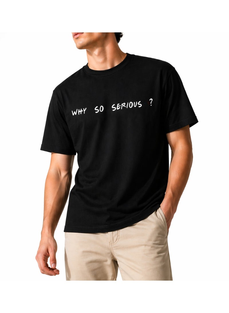 تي شيرت قطني بقصة مريحة بطبعة "Why So Serious ?" للرجال - أسود - Image 1