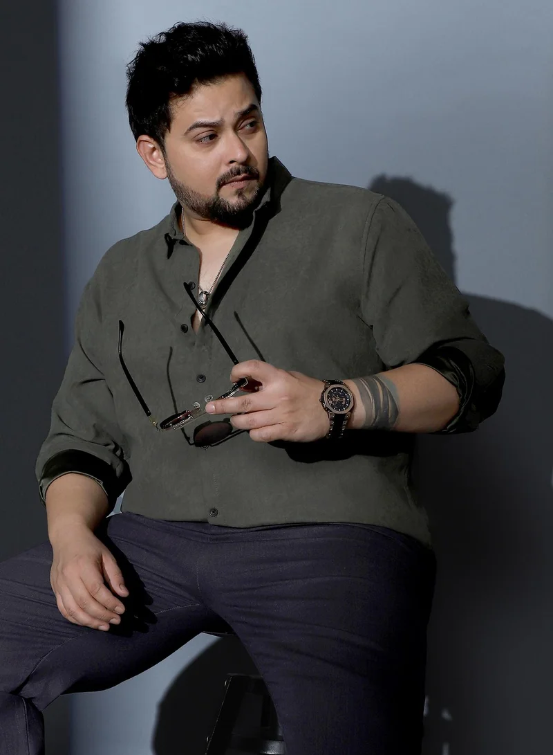 انستافاب بلس قميص رجالي مطبوع بأكمام طويلة وياقة ممتدة بلون أخضر بحري