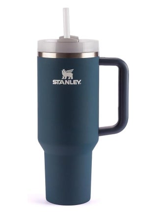 كوب ستانلي كوينشر بسعة كبيرة من الستانلس ستيل، مع غطاء محكم وشفاط مدمج، عازل للحرارة، يحافظ على المشروبات ساخنة أو باردة، مزود بمقبض مريح ومناسب للتنقل والعمل والرحلات