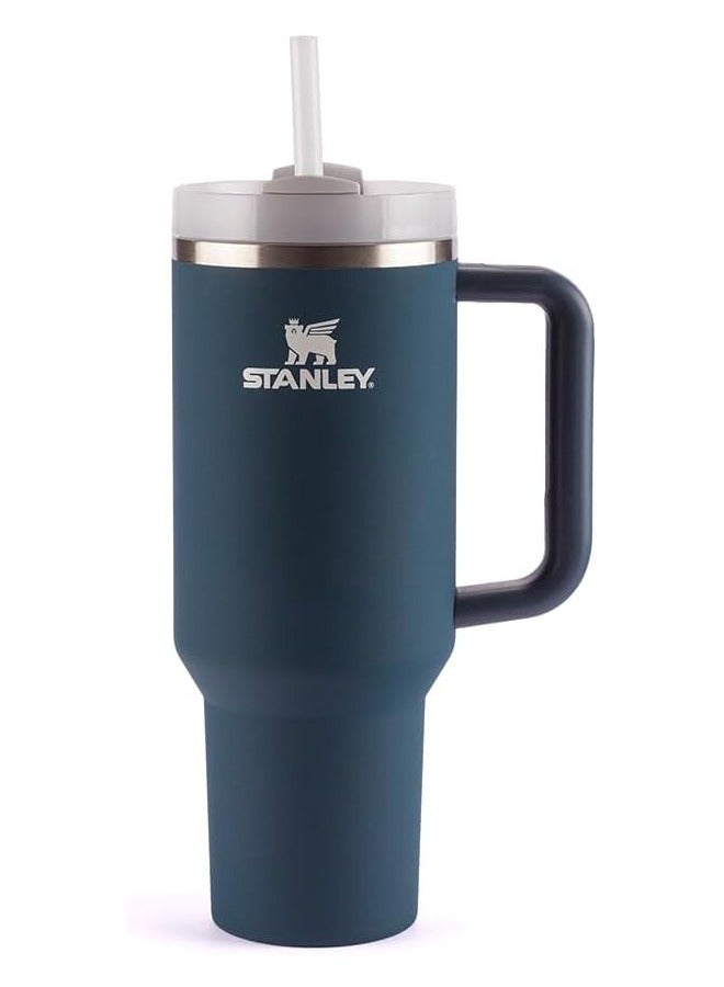 كوب ستانلي كوينشر بسعة كبيرة من الستانلس ستيل، مع غطاء محكم وشفاط مدمج، عازل للحرارة، يحافظ على المشروبات ساخنة أو باردة، مزود بمقبض مريح ومناسب للتنقل والعمل والرحلات