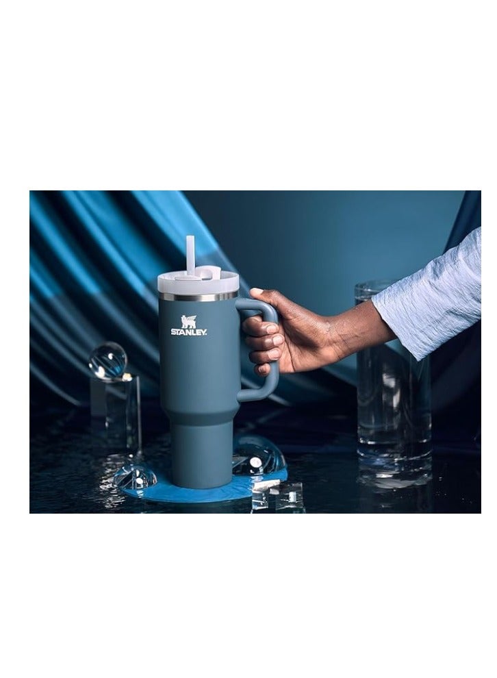 كوب ستانلي كوينشر بسعة كبيرة من الستانلس ستيل، مع غطاء محكم وشفاط مدمج، عازل للحرارة، يحافظ على المشروبات ساخنة أو باردة، مزود بمقبض مريح ومناسب للتنقل والعمل والرحلات