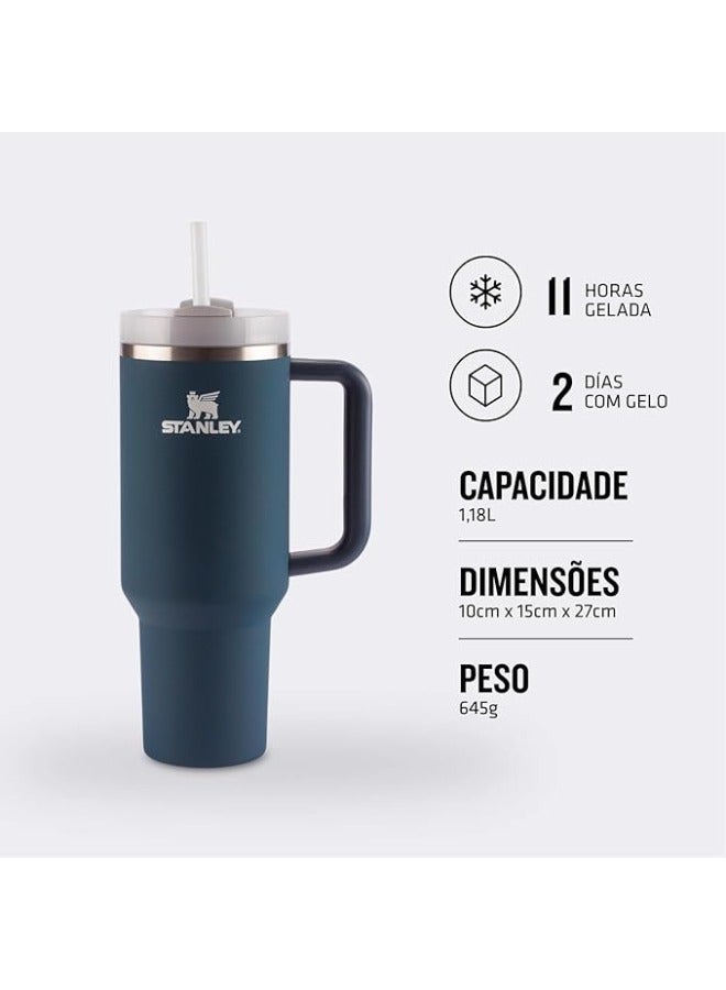 كوب ستانلي كوينشر بسعة كبيرة من الستانلس ستيل، مع غطاء محكم وشفاط مدمج، عازل للحرارة، يحافظ على المشروبات ساخنة أو باردة، مزود بمقبض مريح ومناسب للتنقل والعمل والرحلات