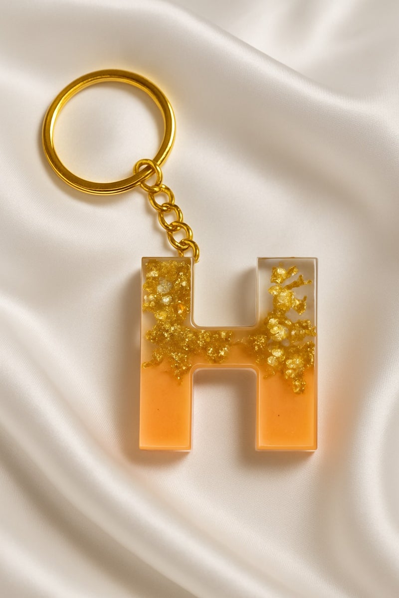مفتاح حروف الراتنج اليدوي - حرف H مع رقائق الذهب | هدية فاخرة مخصصة
