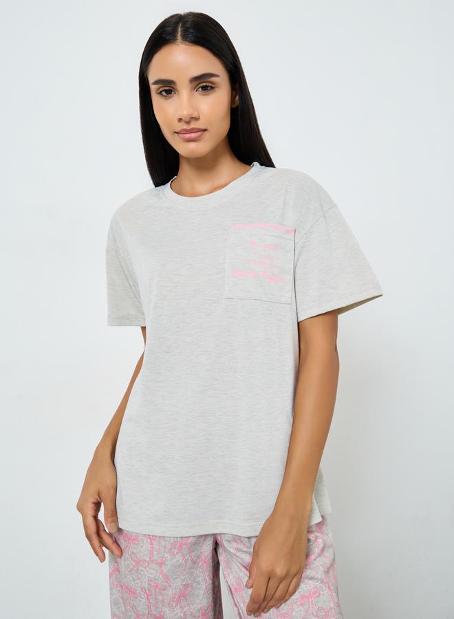 Styli Slogan Trim Pocket T-Shirt and Bow Print Pyjama Set - Image 3