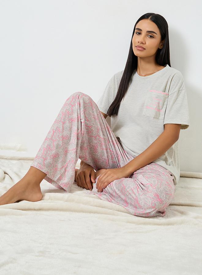 Styli Slogan Trim Pocket T-Shirt and Bow Print Pyjama Set - Image 1