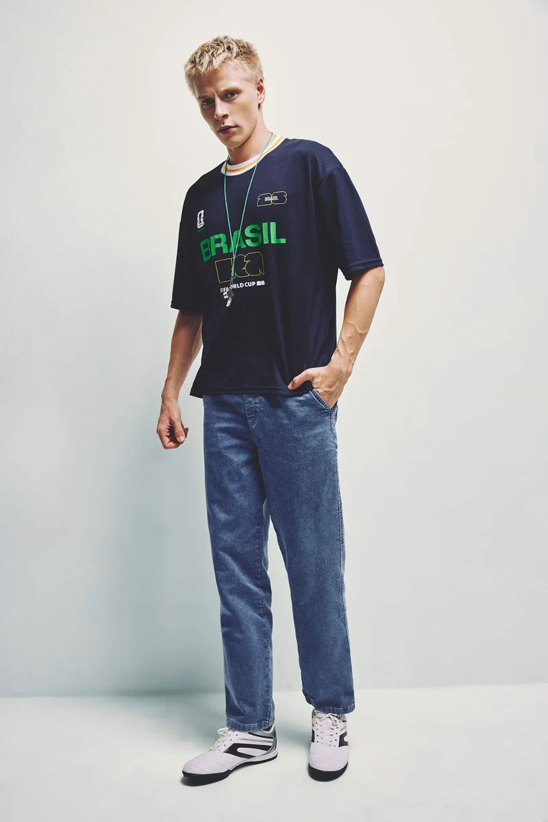 ديفاكتو Boxy Fit Brazil Printed Short Sleeve T-Shirt