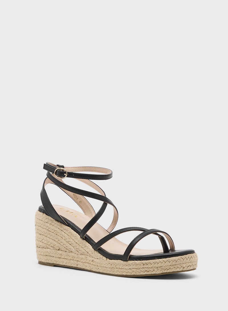 ايلا صندل بكعب متوسط متعدد الأشرطة - Image 3