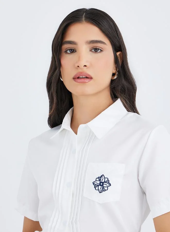 تايك تو قميص بأكمام قصيرة وتفاصيل تطريز