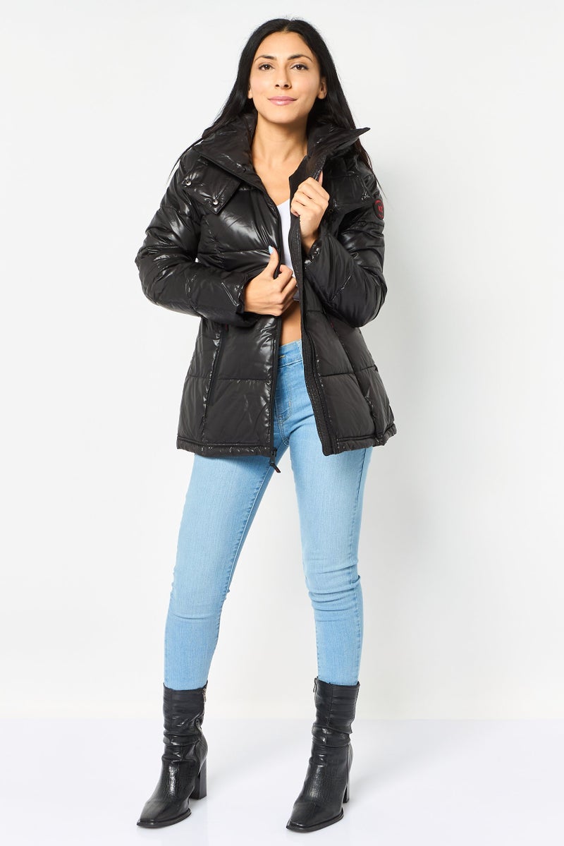 Kenneth Cole جاكيت بافر بشعار العلامة التجارية للنساء، أسود - Image 4