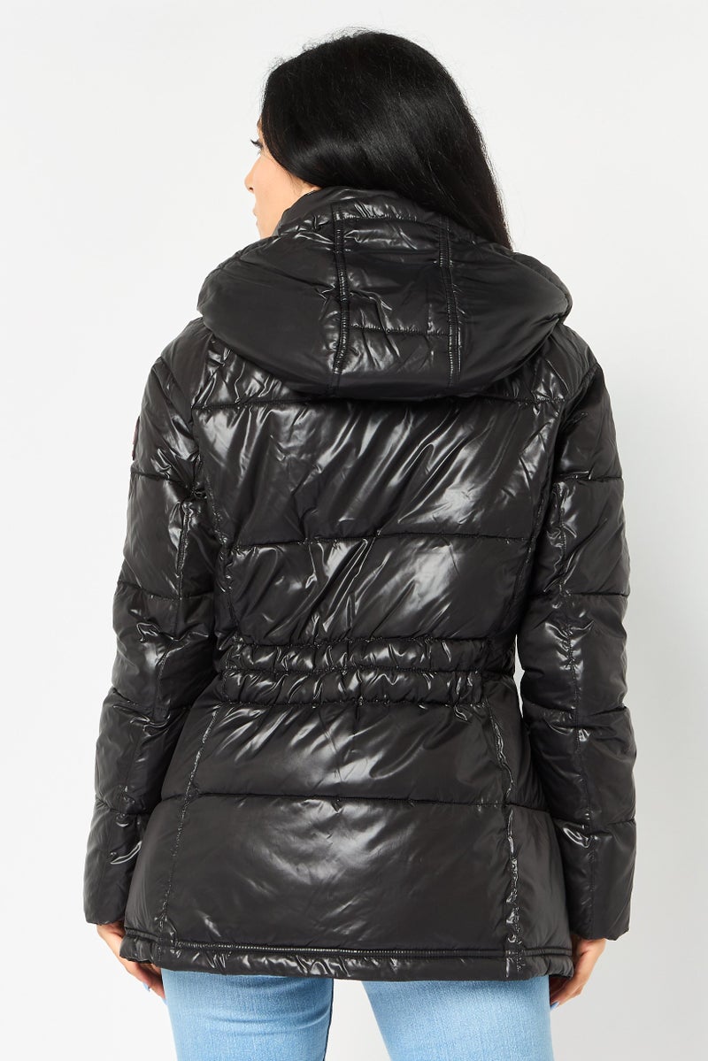 Kenneth Cole جاكيت بافر بشعار العلامة التجارية للنساء، أسود - Image 2